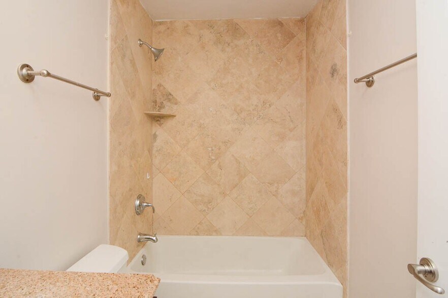 Building Photo - 639 W Wrightwood Ave