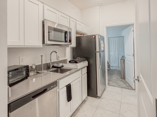 Building Photo - 1 Bedroom / 1 Bathroom Private Furnished Suite Available for Immediate Move-In!