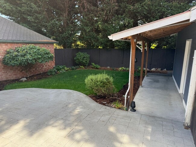 Building Photo - 2BR + Office Seward Park Home w/ A/C & 125...