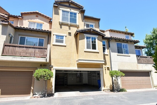 Building Photo - Beautiful 4 Bed, 3.5 Bath Townhouse
