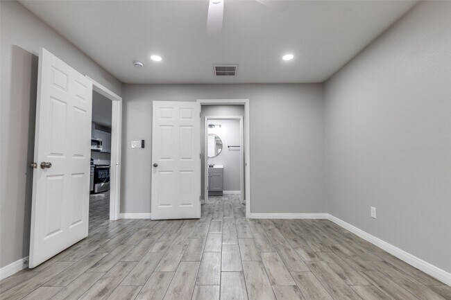 Building Photo - 6038 Glenhurst Dr