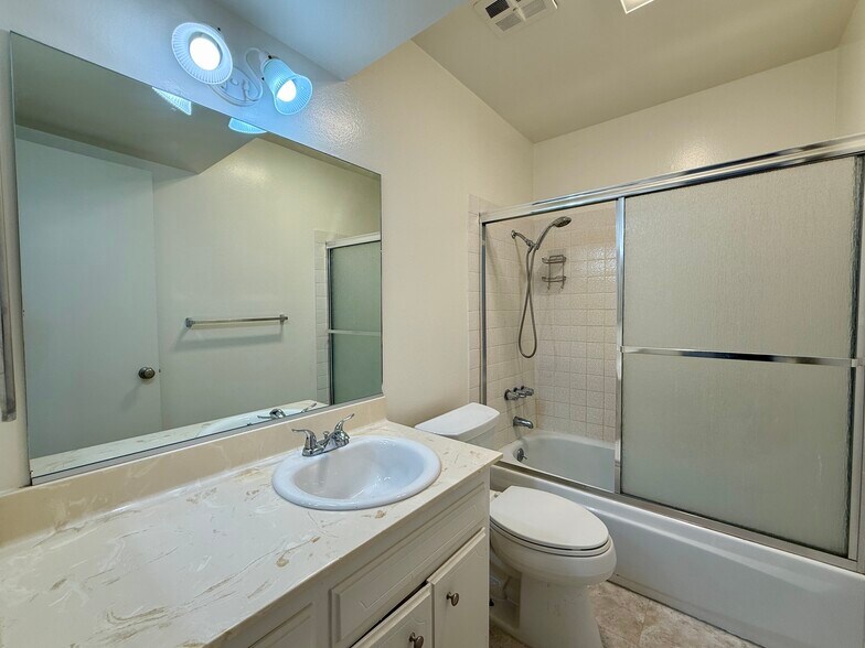 Building Photo - 5320 Zelzah Ave