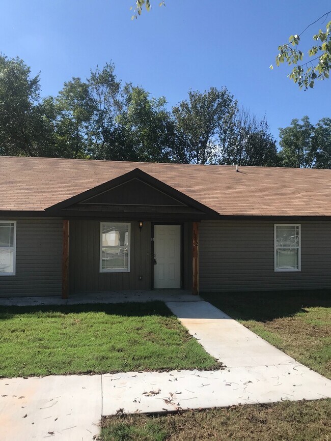 Building Photo - BH-OZIER TRIPLEX