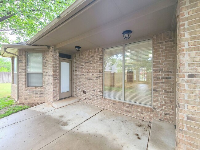 Building Photo - Three Bedroom Plus Study in Edmond