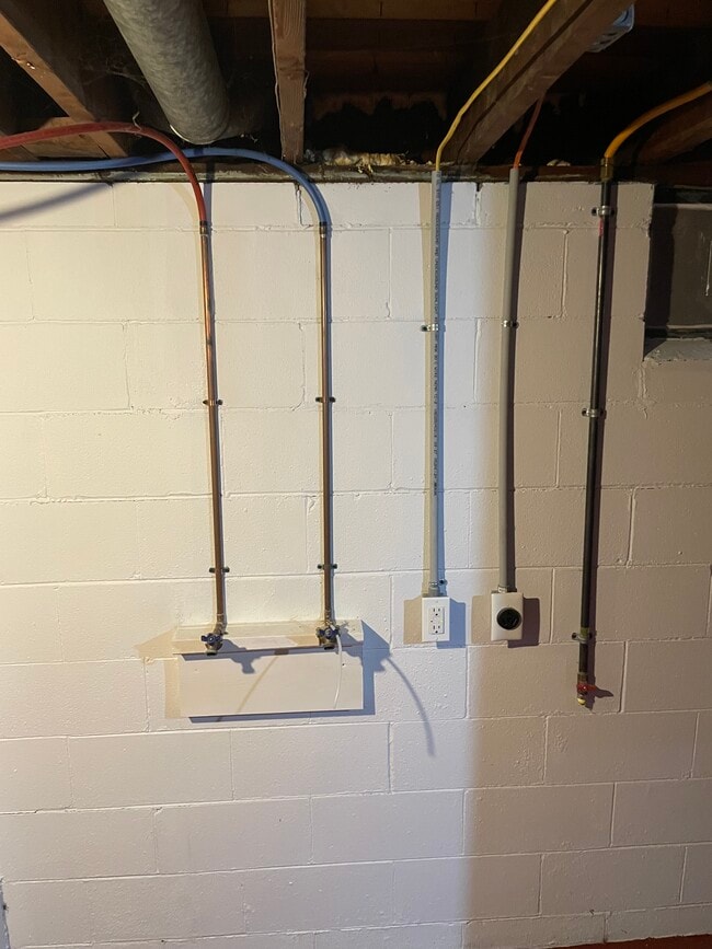 Washer/dryer hookup - 526 E Wilson Ave
