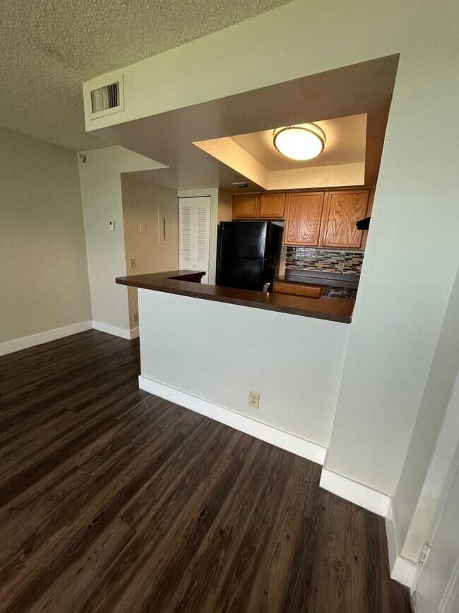 Building Photo - 714 Executive Center Dr
