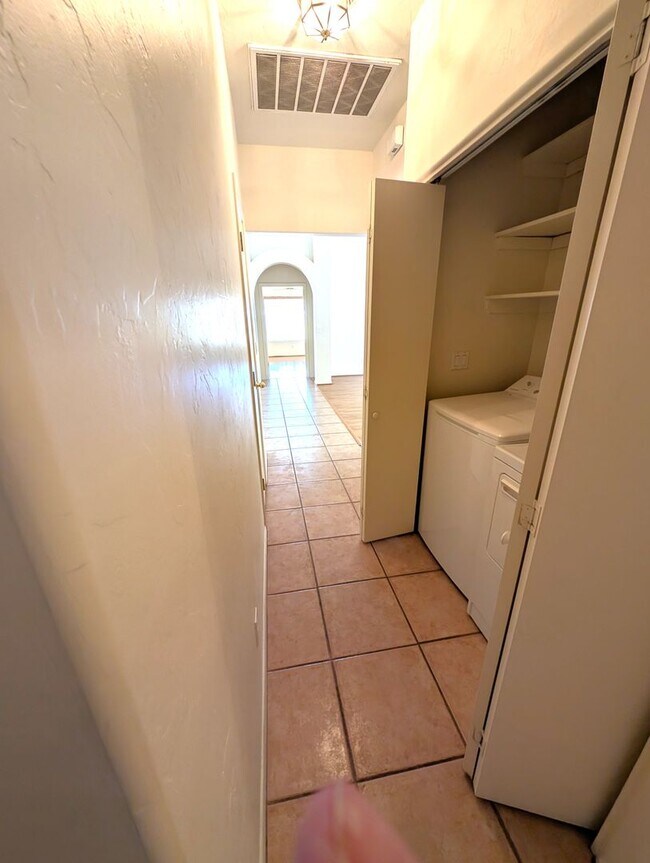 Building Photo - Convenient Tucson Eastside Home with 3 bed...