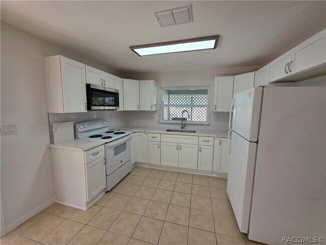 Building Photo - 4450 Essex Ln