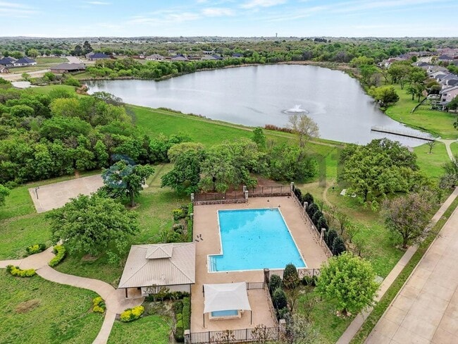 Building Photo - 2650 Streamside Dr