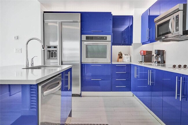 Building Photo - 3101 Bayshore Dr