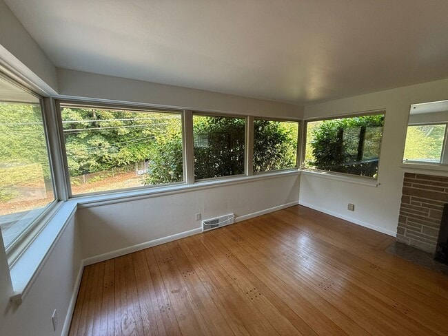 Building Photo - 2 Bedroom 2 Bathroom + Den Magnolia House!