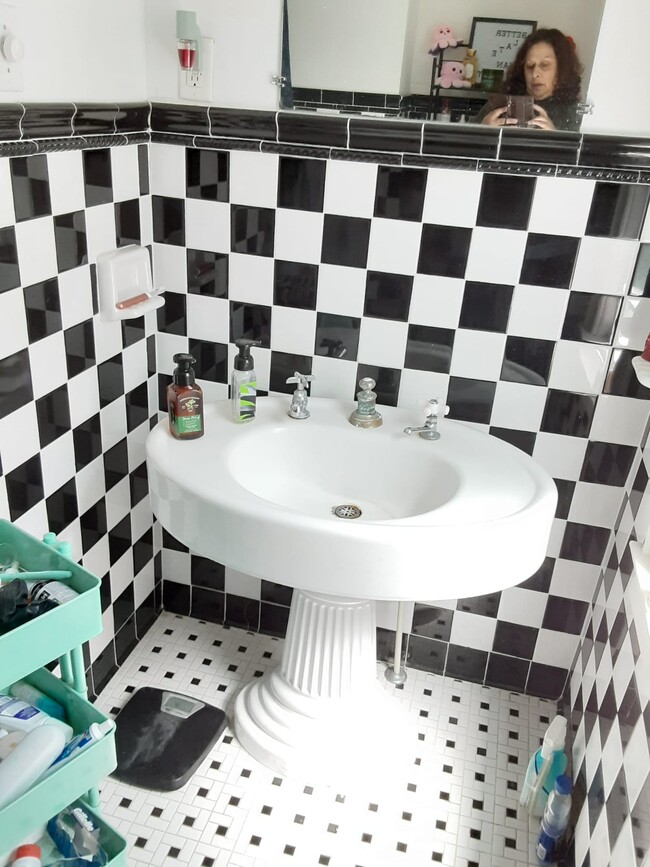 Full bath - 931 Westcott St