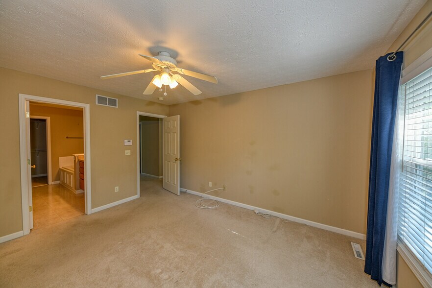 Building Photo - 5845 Crescent Ridge Dr