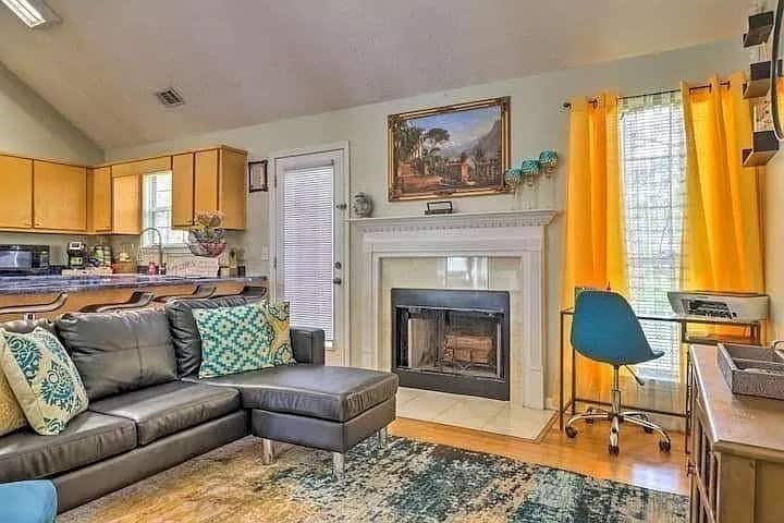 Building Photo - Room in Single Family Home on Oak Dr