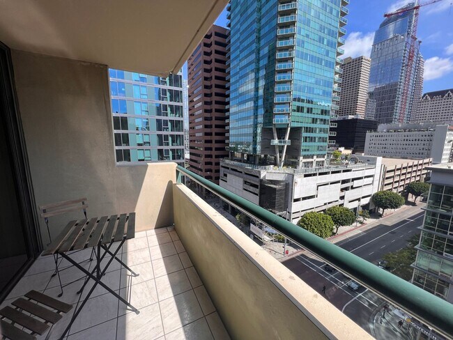 Building Photo - 600 W 9th St