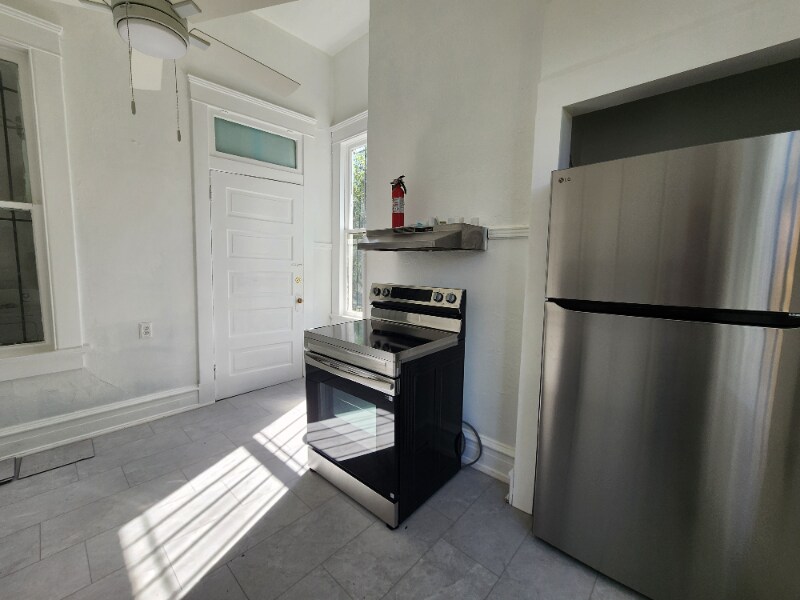 Building Photo - 106 S Bayou St