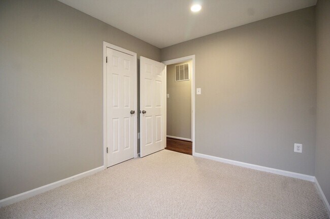 Building Photo - Large 4BR/3B Brick Home