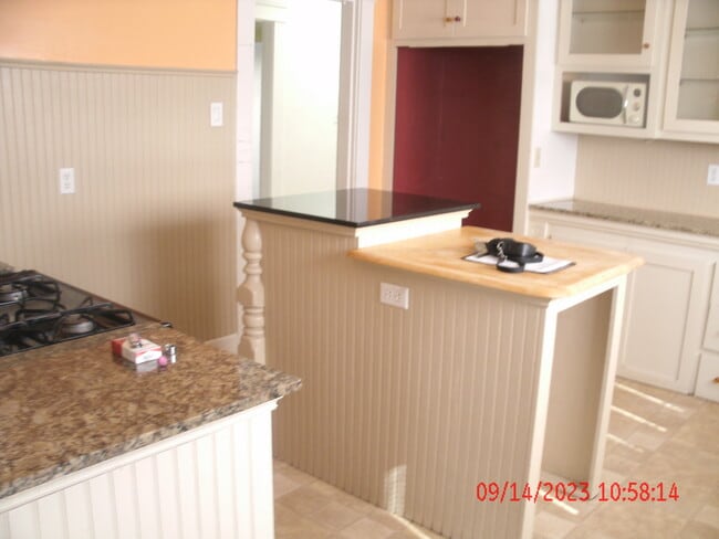 Building Photo - 1056 E 1st St