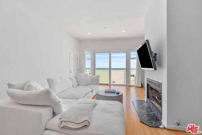 Building Photo - 4403 Ocean Front Walk