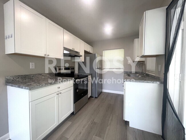 Building Photo - Freshly Renovated 2 Bed/1 Bath Apartment in Clearwater