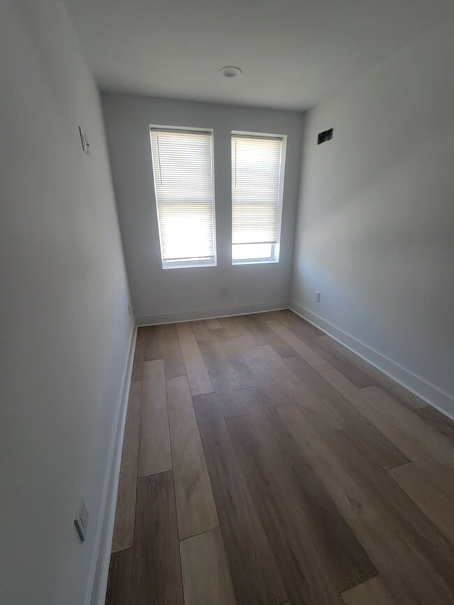Building Photo - Fully beautiful rehab 4 bed 2.5 bath secti...