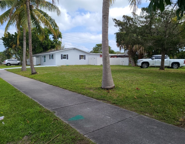 Building Photo - 3031 NE Savannah Rd