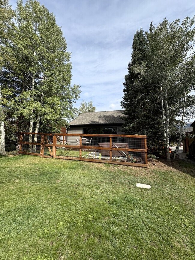 Building Photo - 231 E Rabbit Ct