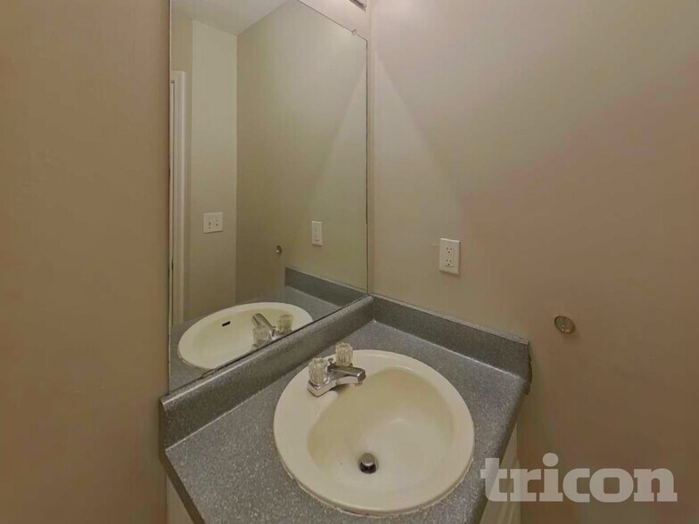 Building Photo - 3250 Diamond Blf