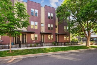 Building Photo - Great Townhome, Perfect Location! License #2023-BFN-0071747