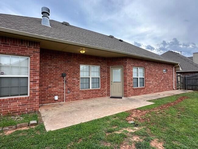 Building Photo - Charming 3 Bedroom, 2 Bathroom with Storm ...