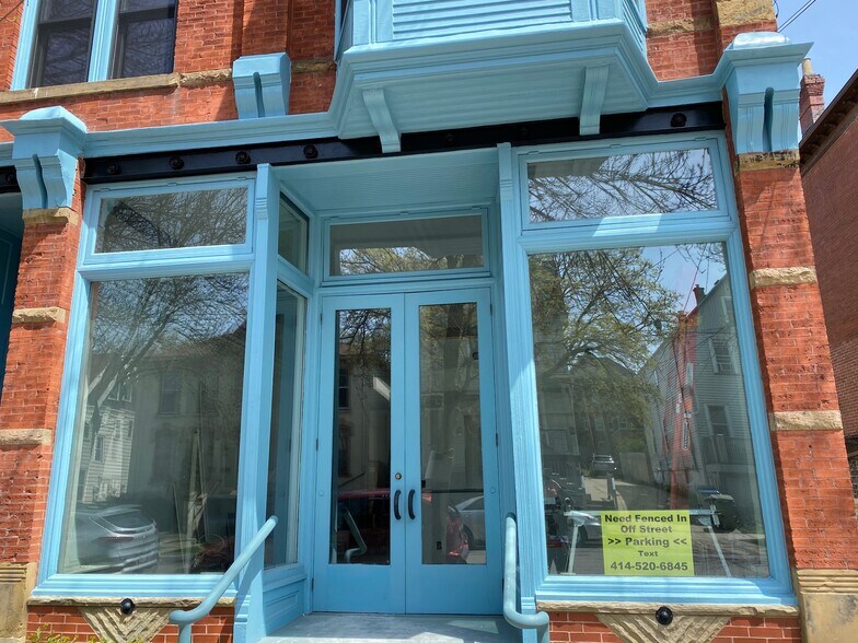 Front enterance - 1728 N Franklin Pl