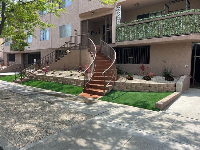 Building Photo - 221 W Elm Ave