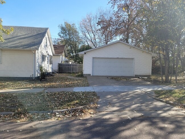 Building Photo - Two bedroom one bathroom w/double garage