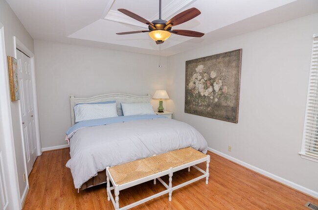 Building Photo - Stunning remodeled home in Franklin with a garage