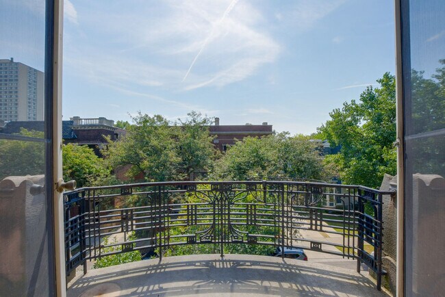 Building Photo - 1364 E 48th St