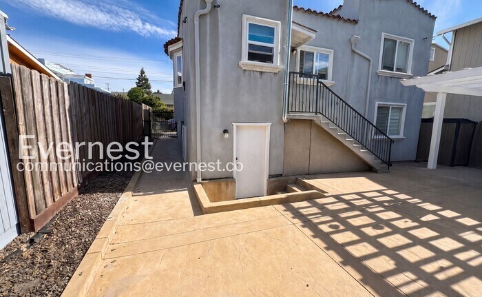 Building Photo - 5015 Melrose Ave
