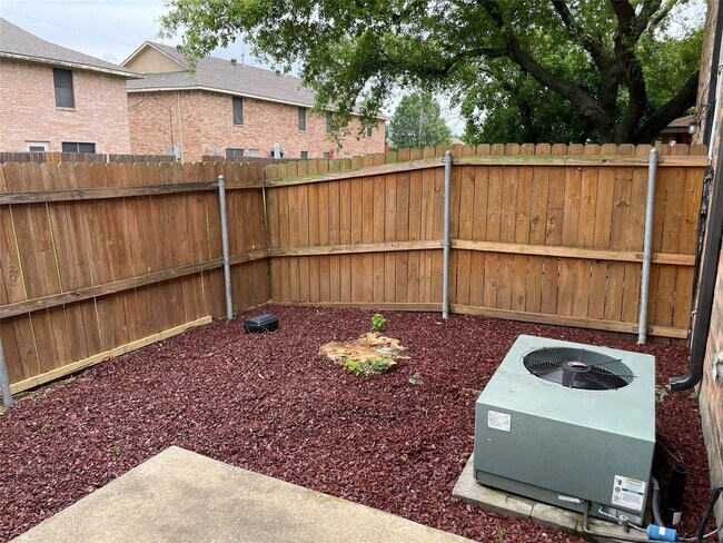 Building Photo - Trails Pl.