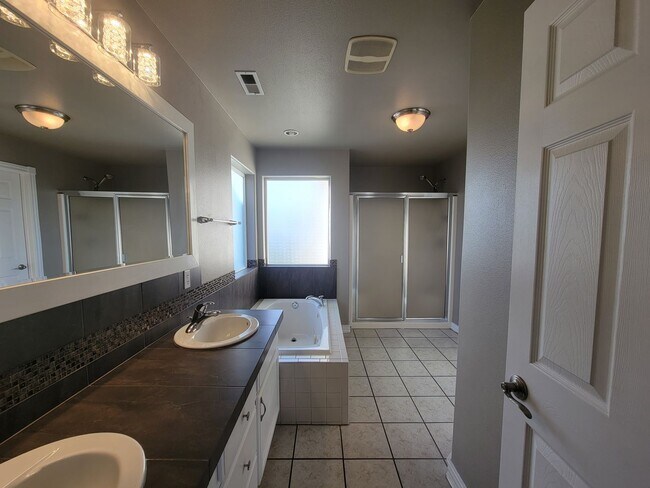 Building Photo - 3BR/2.5BA Home Near River – Stamped Patio,...