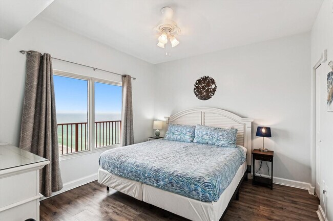 Building Photo - 9896 S Thomas Dr