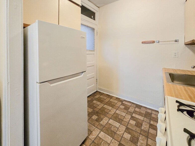 Building Photo - 1620 W Sunnyside Ave