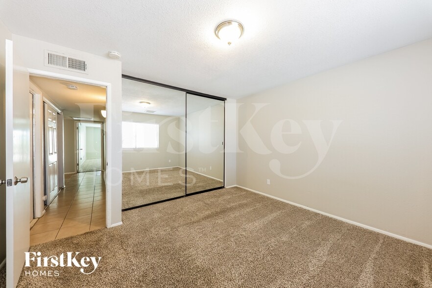 Building Photo - 8647 E Fillmore St