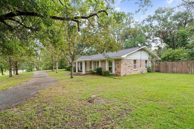 Building Photo - GREAT LOCATION AND MOVE IN READY