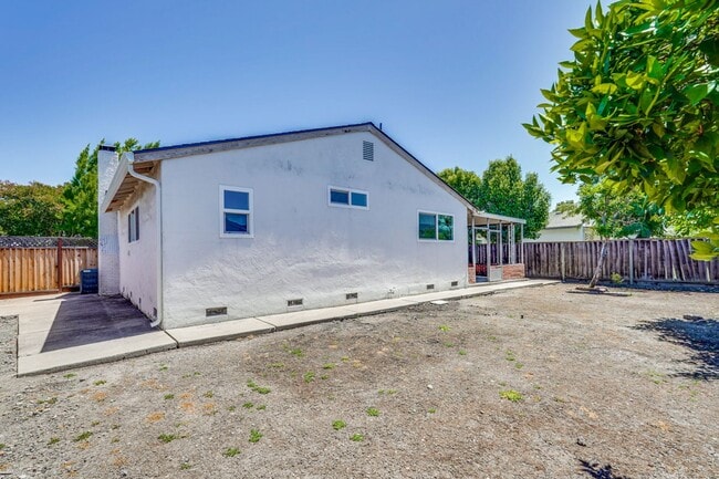 Building Photo - Spacious 3 Bedroom 2 Bath Home with 2 Car Garage and Central Air Conditioning