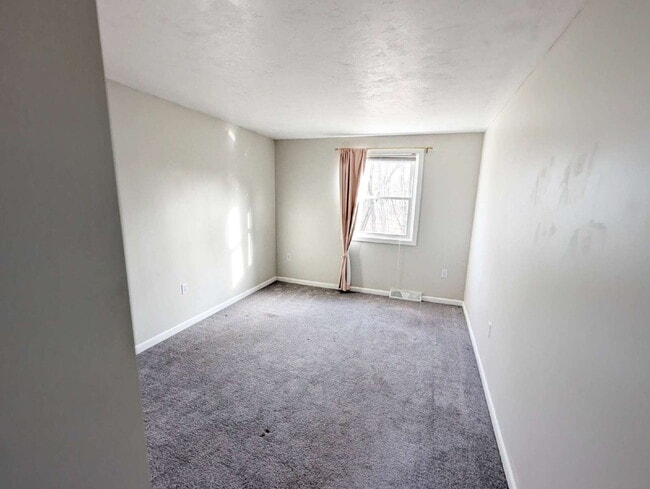 Building Photo - Stunning 2BR Townhome with Private Deck