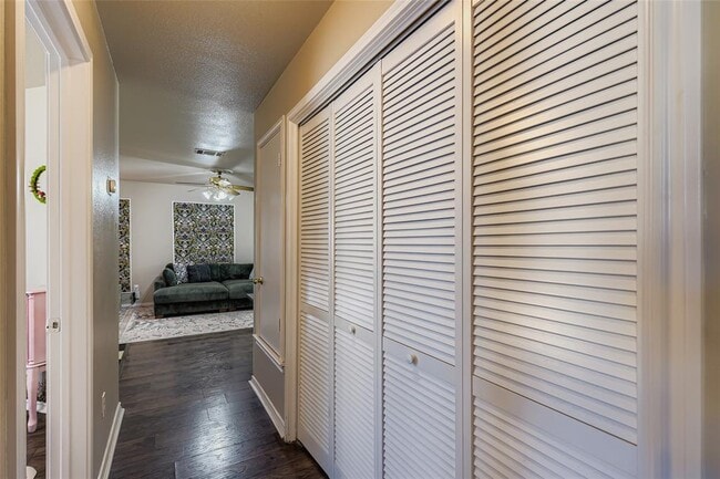 Building Photo - 930 Panorama Dr