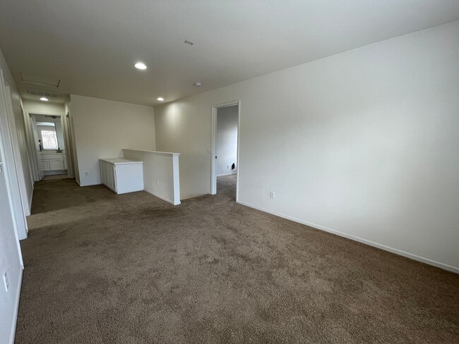 Building Photo - Spacious 4 Bedroom in Oceanside!