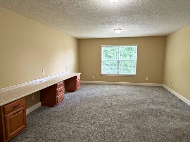 Building Photo - Woof and Meow Friendly! 4/3 with a fenced in yard!