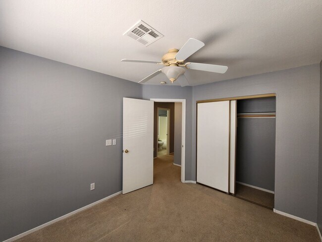 Building Photo - HENDERSON: 3 bed/2.5 bath Townhome with Spacious Kitchen, Private Backyard, Large Primary Suite &...