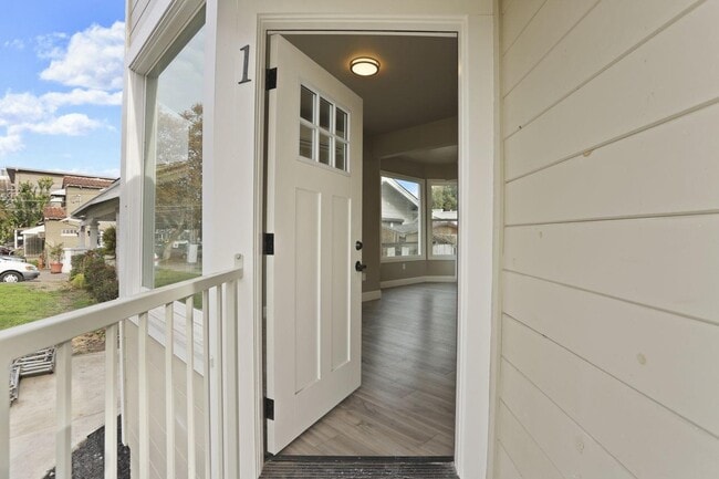 Building Photo - 498 S 5th St