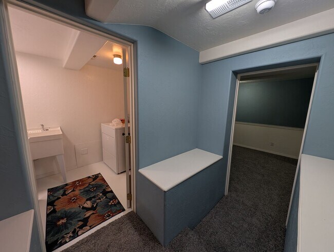 Building Photo - Easy Commute with Stunning Views!